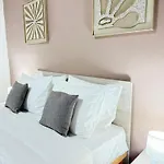 Apartament The 16 - Spacious Seafront Apartment-prime Location *