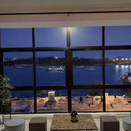 The Strand 16 - Spacious Seafront Apartment-Sliema Ferries شقة سليمة