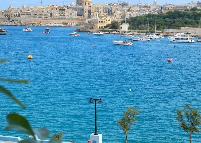 Apartamento The 16 - Spacious Seafront Apartment-prime Location *