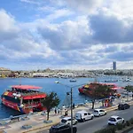 Appartamento The 16 - Spacious Seafront Apartment-prime Location
